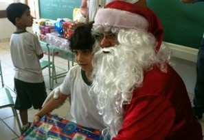 Papai Noel dos Correios começou nesta terça-feira a entregar os presentes para as crianças que escreveram pedindo brinquedos